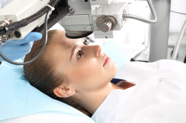 menina com equipamento de cirurgia ocular em cima da cara a realizar operação de correção do estrabismo