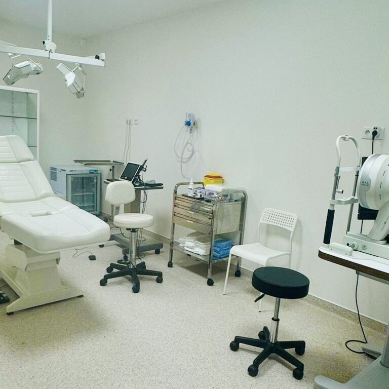 Sala de tratamentos com máquina de rastreio ocular e cadeira de reclinável para paciente