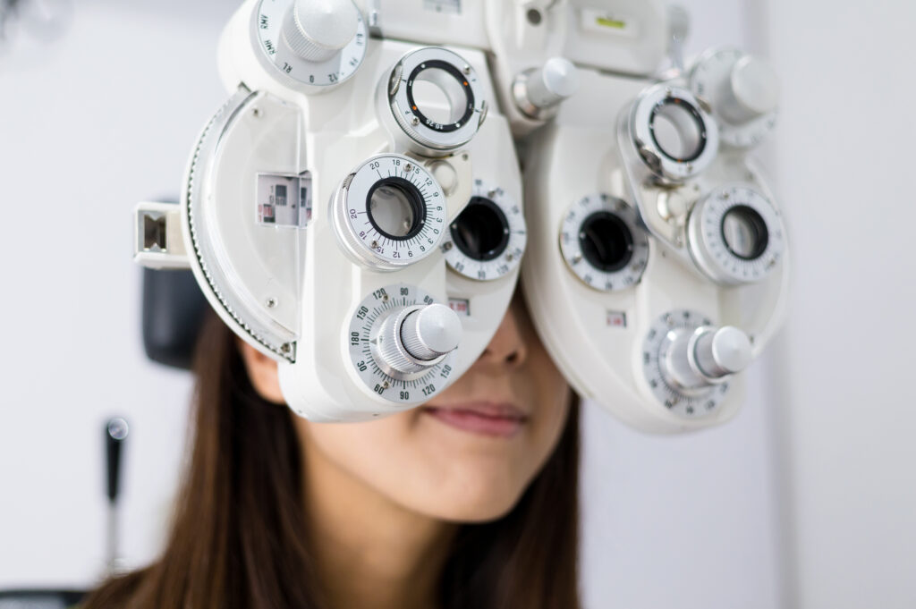menina com aparelho oftalmológico a fazer exame visual