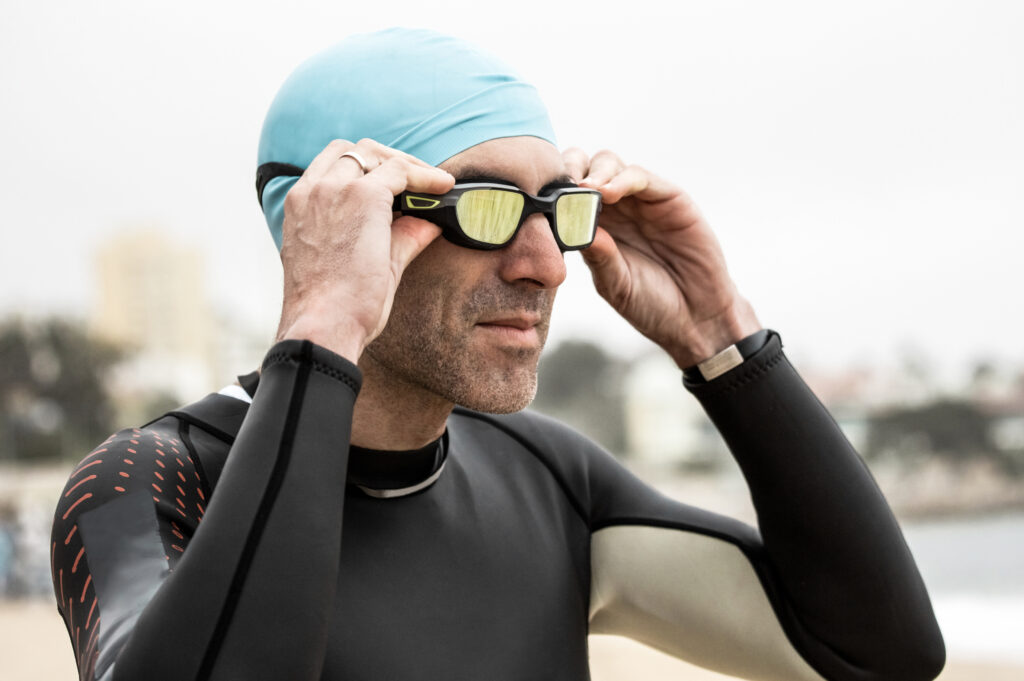 nadador com óculos para proteger a vista enquanto fas desporto