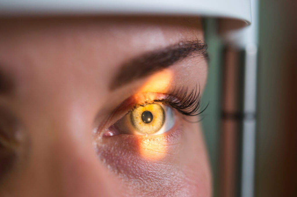 delalhe de olho a fazer exame de descolamento da retina